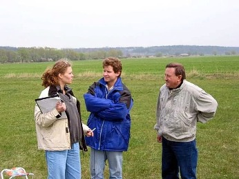  Riadite� pretekov s priate�kou a hlavn�m technikom LAA 