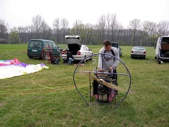  Vlado Tran��k so svoj�m prototypom 