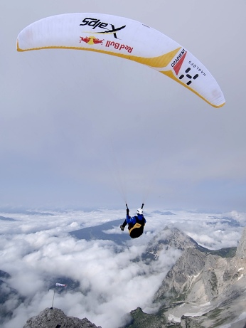  Startuje �v�car Kaspar Henny 