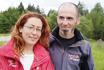  �eck� odstupuj�c� t�m Dimitrij Bourazanis (37 let) a jeho doprovod Marina Zannara (32 let) 